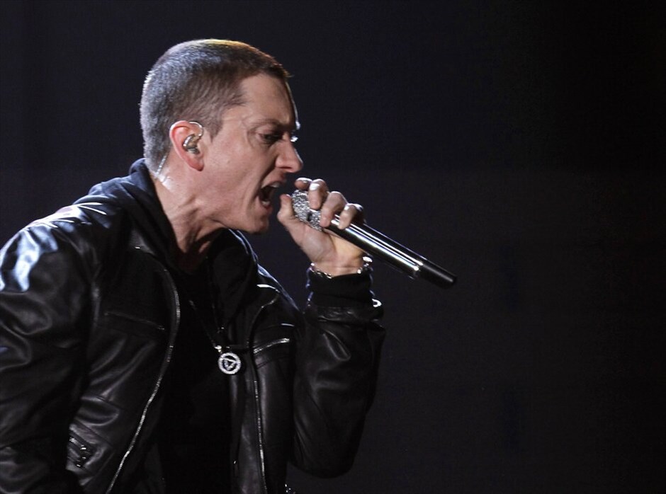 53η τελετή των βραβείων Grammy #33. Ο Eminem τραγουδά το «Love The Way You Lie».
