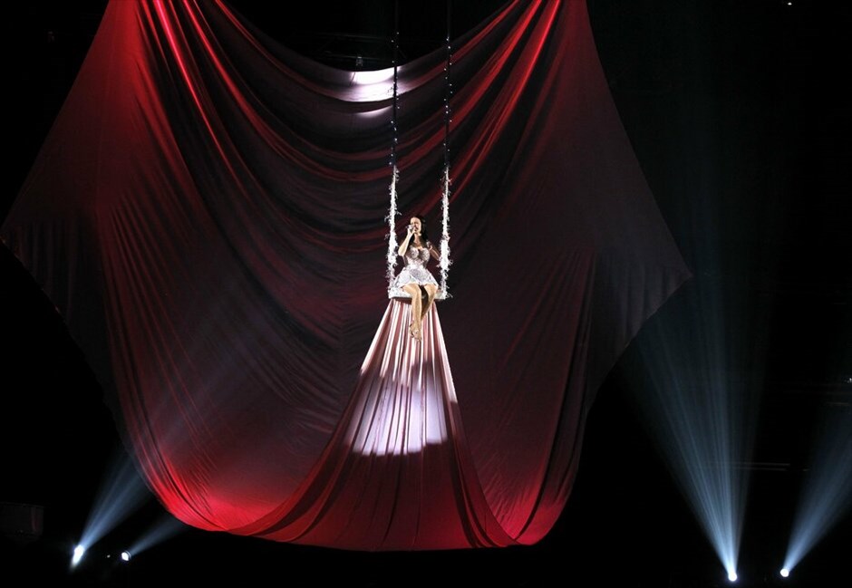 53η τελετή των βραβείων Grammy #35. Αεράτη… η ερμηνεία της Katy Perry στο «Not Like The Movies».