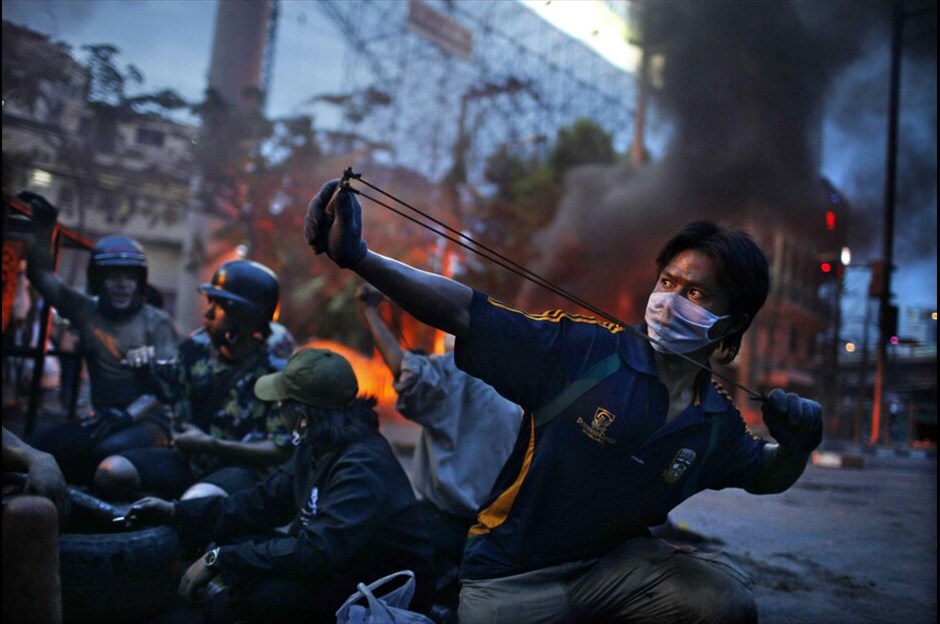 World Press Photo 2010 #3. 2ο βραβείο, κατηγορία Spot News Stories. Αντικυβερνητικές διαδηλώσεις στη Μπανγκόγκ. / Corentin Fohlen/Fedephoto