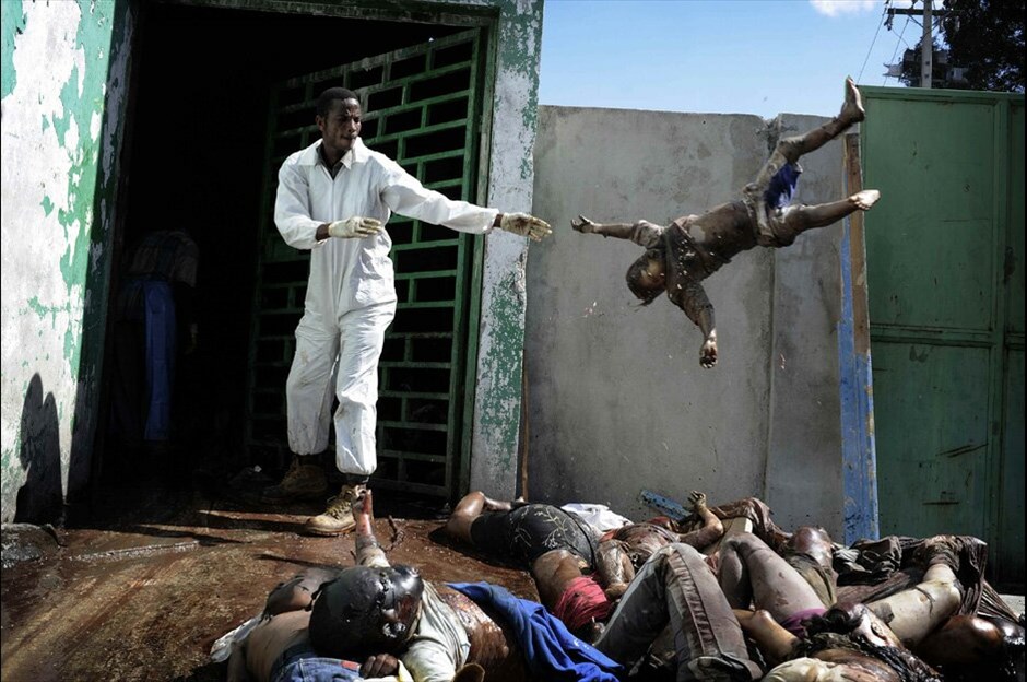 World Press Photo 2010 #5. 1ο βραβείο, κατηγορία General News Stories. Το νεκροτομείο του γενικού νοσοκομείου στο Πορτ Ο Πρενς, στην Αϊτή. / Olivier Laban-Mattei/Agence France-Presse