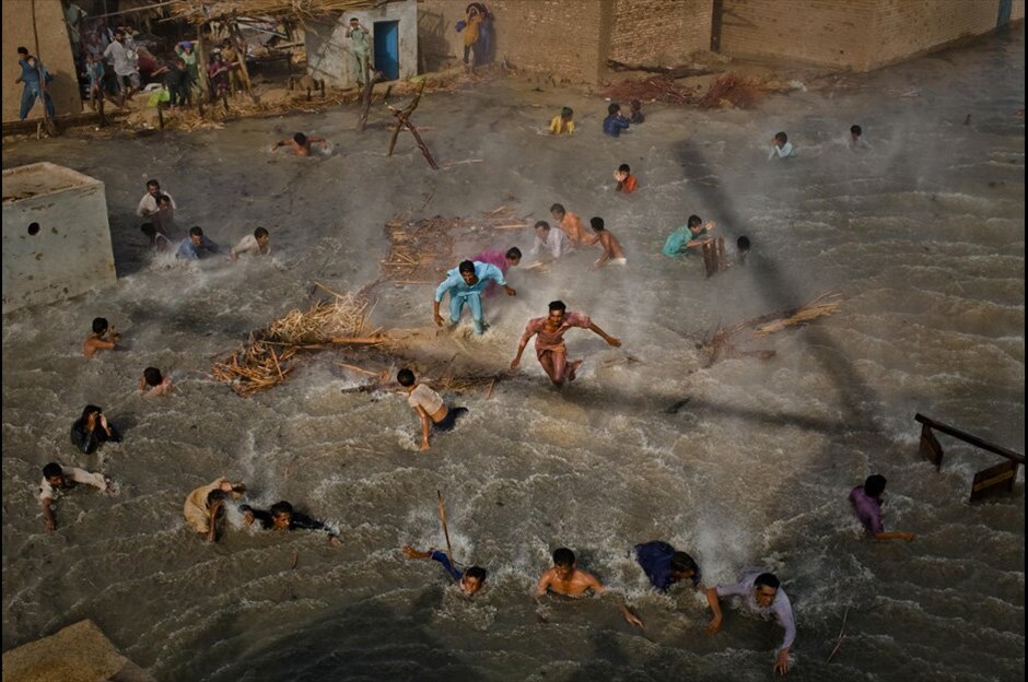 World Press Photo 2010 #7. 1ο βραβείο, κατηγορία People In The News Stories. Πλημμυροπαθείς στο Νταντού του Πακιστάν πασχίζουν να λάβουν τρόφιμα από ελικόπτερο του πακιστανικού στρατού.  / Daniel Berehulak/Getty Images