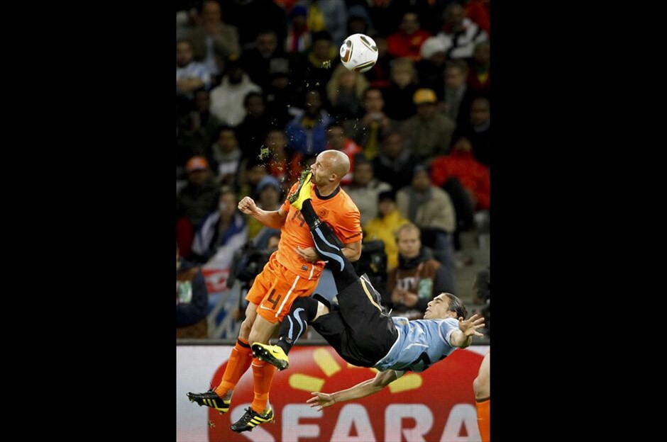 World Press Photo 2010 #8. 1ο βραβείο, κατηγορία Sport Single. Εντυπωσιακό στιγμιότυπο από τον ημιτελικό αγώνα του Παγκοσμίου Κυπέλλου ανάμεσα σε Ολλανδία και Ουρουγουάη. / Mike Hutchings/