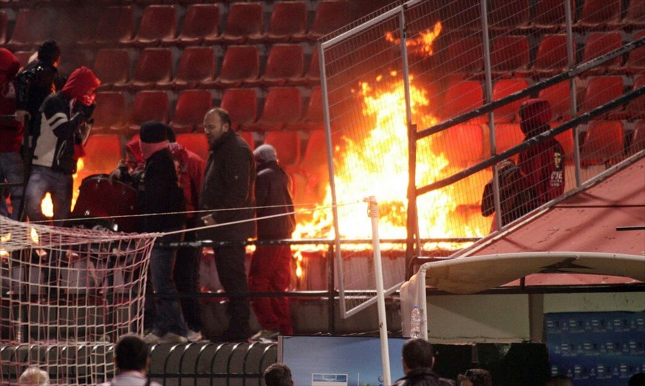 Σούπερ Λίγκα: Η εικοστή πρώτη αγωνιστική #8. Απογοητευμένοι φίλαθλοι της ομάδας του Πανσερραϊκού, από την πορεία της ομάδας τους, έβαλαν φωτιά σε καθίσματα του γηπέδου μετά τη λήξη του αγώνα Πανσερραϊκός - Ηρακλής στο γήπεδο των Σερρών.