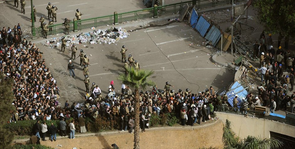 «Ημέρα της Αποχώρησης» στην Αίγυπτο #6. Δεκάδες χιλιάδες διαδηλωτές έχουν συγκεντρωθεί στην πλατεία Ταχρίρ στο Κάιρο φωνάζοντας συνθήματα εναντίον του προέδρου Χόσνι Μουμπάρακ κατά την ενδέκατη ημέρα των διαμαρτυριών, που έχει ονομαστεί «Ημέρα της Αποχώρησης», με τους διοργανωτές να ελπίζουν ότι η συμμετοχή θα φτάσει το ένα εκατομμύριο.