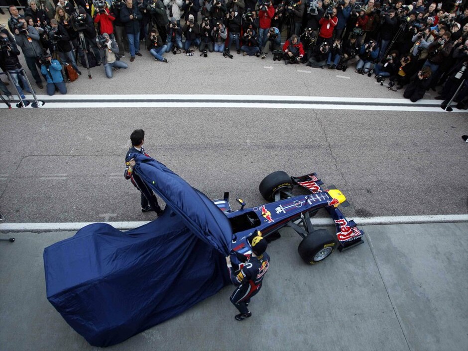 F1: Η Red Bull RB7 #1. Το μονθέσιο της παγκόσμιας πρωταθλήτριας Red Bull, η RB7, παρουσιάστηκε στην πίστα Ρικάρντο Τόρμο της Βαλένθια από τον επίσης παγκόσμιο πρωταθλητή Σεμπάστιαν Φέτελ και τον έτερο οδηγό της ομάδας, Μαρκ Γουέμπερ.