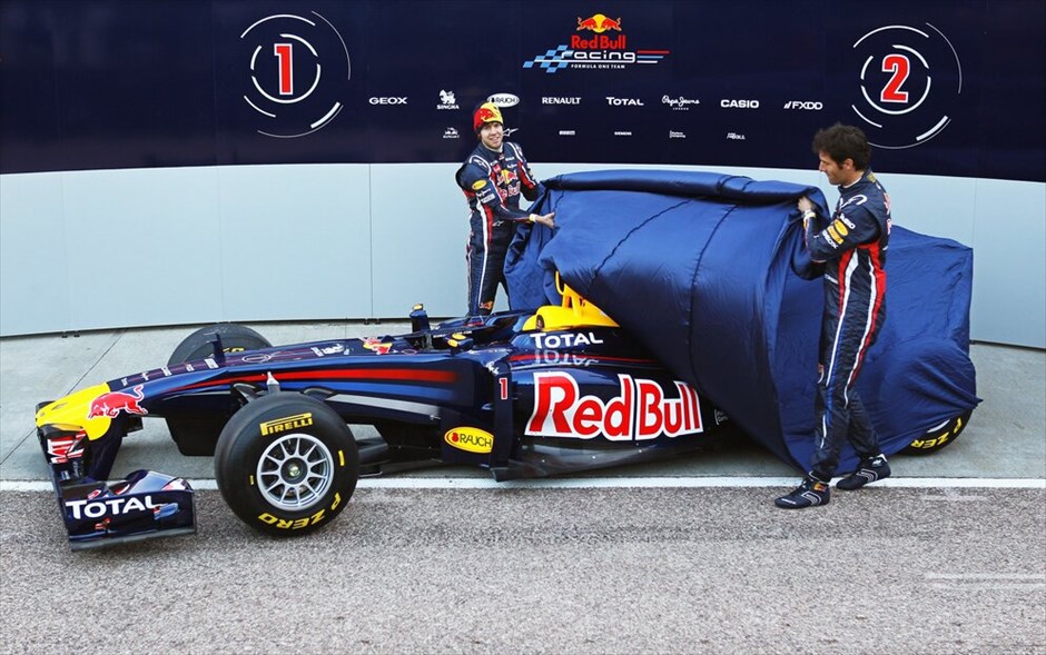F1: Η Red Bull RB7 #3. Το μονθέσιο της παγκόσμιας πρωταθλήτριας Red Bull, η RB7, παρουσιάστηκε στην πίστα Ρικάρντο Τόρμο της Βαλένθια από τον επίσης παγκόσμιο πρωταθλητή Σεμπάστιαν Φέτελ και τον έτερο οδηγό της ομάδας, Μαρκ Γουέμπερ.