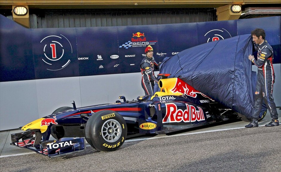 F1: Η Red Bull RB7 #4. Το μονθέσιο της παγκόσμιας πρωταθλήτριας Red Bull, η RB7, παρουσιάστηκε στην πίστα Ρικάρντο Τόρμο της Βαλένθια από τον επίσης παγκόσμιο πρωταθλητή Σεμπάστιαν Φέτελ και τον έτερο οδηγό της ομάδας, Μαρκ Γουέμπερ.