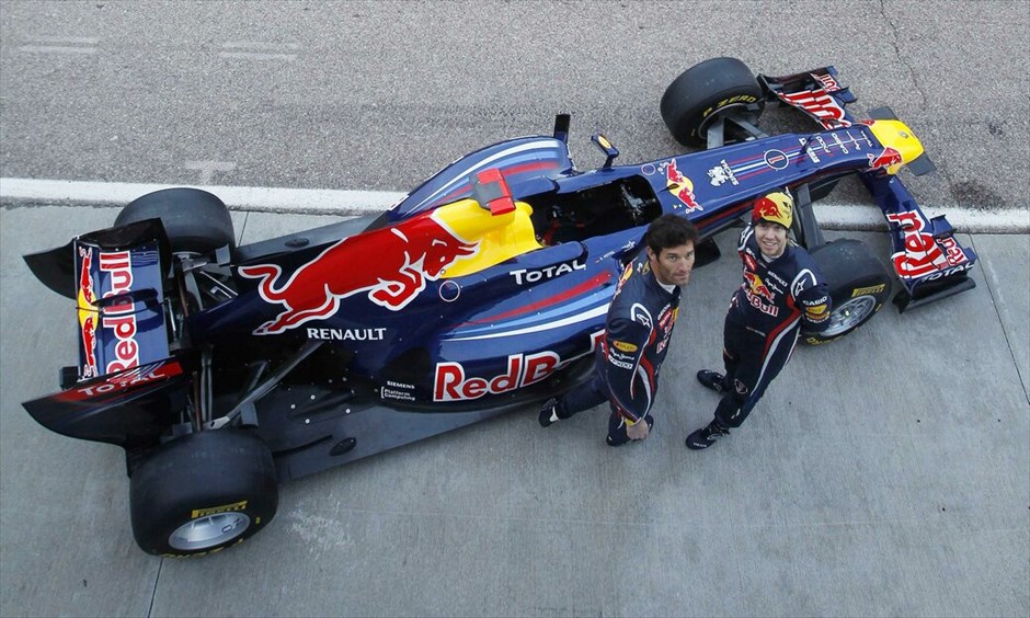 F1: Η Red Bull RB7 #5. Το μονθέσιο της παγκόσμιας πρωταθλήτριας Red Bull, η RB7, παρουσιάστηκε στην πίστα Ρικάρντο Τόρμο της Βαλένθια από τον επίσης παγκόσμιο πρωταθλητή Σεμπάστιαν Φέτελ και τον έτερο οδηγό της ομάδας, Μαρκ Γουέμπερ.