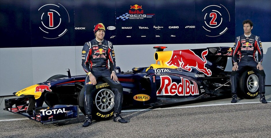 F1: Η Red Bull RB7 #6. Το μονθέσιο της παγκόσμιας πρωταθλήτριας Red Bull, η RB7, παρουσιάστηκε στην πίστα Ρικάρντο Τόρμο της Βαλένθια από τον επίσης παγκόσμιο πρωταθλητή Σεμπάστιαν Φέτελ και τον έτερο οδηγό της ομάδας, Μαρκ Γουέμπερ.
