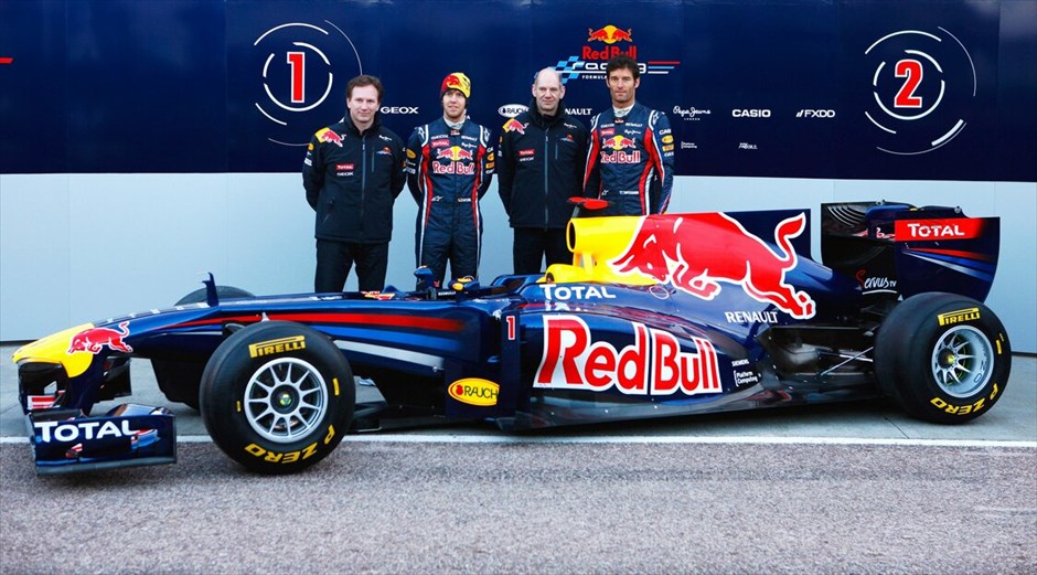 F1: Η Red Bull RB7 #7. Το μονθέσιο της παγκόσμιας πρωταθλήτριας Red Bull, η RB7, παρουσιάστηκε στην πίστα Ρικάρντο Τόρμο της Βαλένθια από τον επίσης παγκόσμιο πρωταθλητή Σεμπάστιαν Φέτελ και τον έτερο οδηγό της ομάδας, Μαρκ Γουέμπερ.