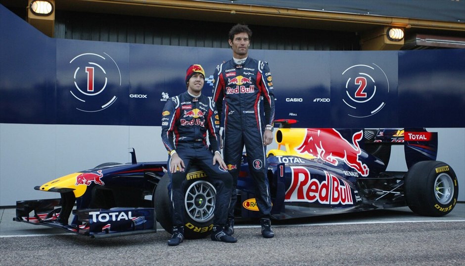 F1: Η Red Bull RB7 #8. Το μονθέσιο της παγκόσμιας πρωταθλήτριας Red Bull, η RB7, παρουσιάστηκε στην πίστα Ρικάρντο Τόρμο της Βαλένθια από τον επίσης παγκόσμιο πρωταθλητή Σεμπάστιαν Φέτελ και τον έτερο οδηγό της ομάδας, Μαρκ Γουέμπερ.