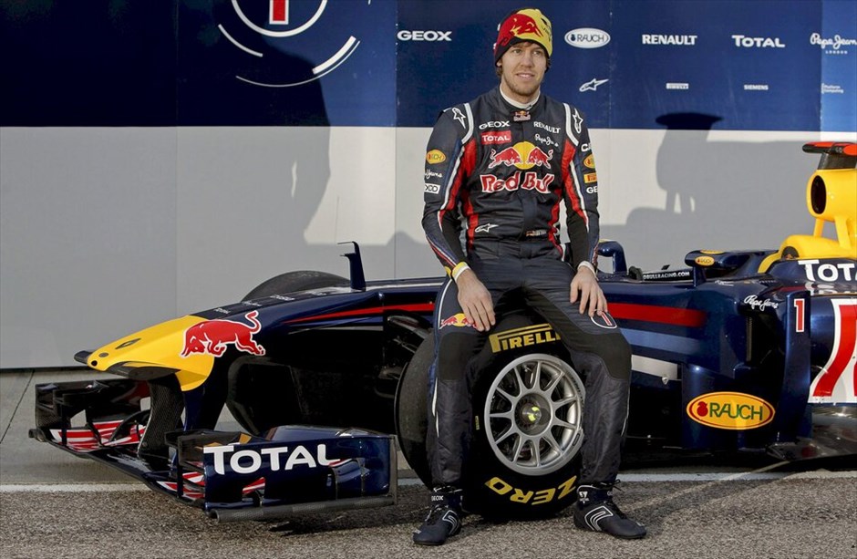 F1: Η Red Bull RB7 #9. Το μονθέσιο της παγκόσμιας πρωταθλήτριας Red Bull, η RB7, παρουσιάστηκε στην πίστα Ρικάρντο Τόρμο της Βαλένθια από τον επίσης παγκόσμιο πρωταθλητή Σεμπάστιαν Φέτελ και τον έτερο οδηγό της ομάδας, Μαρκ Γουέμπερ.