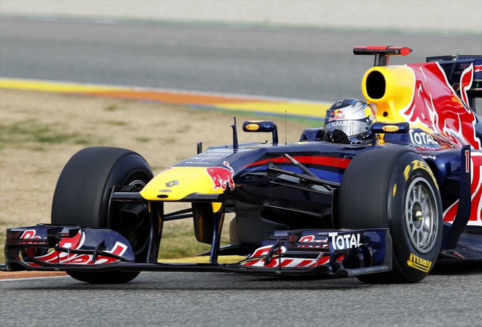 F1: Η Red Bull RB7 #11. Το μονθέσιο της παγκόσμιας πρωταθλήτριας Red Bull, η RB7, παρουσιάστηκε στην πίστα Ρικάρντο Τόρμο της Βαλένθια από τον επίσης παγκόσμιο πρωταθλητή Σεμπάστιαν Φέτελ και τον έτερο οδηγό της ομάδας, Μαρκ Γουέμπερ.