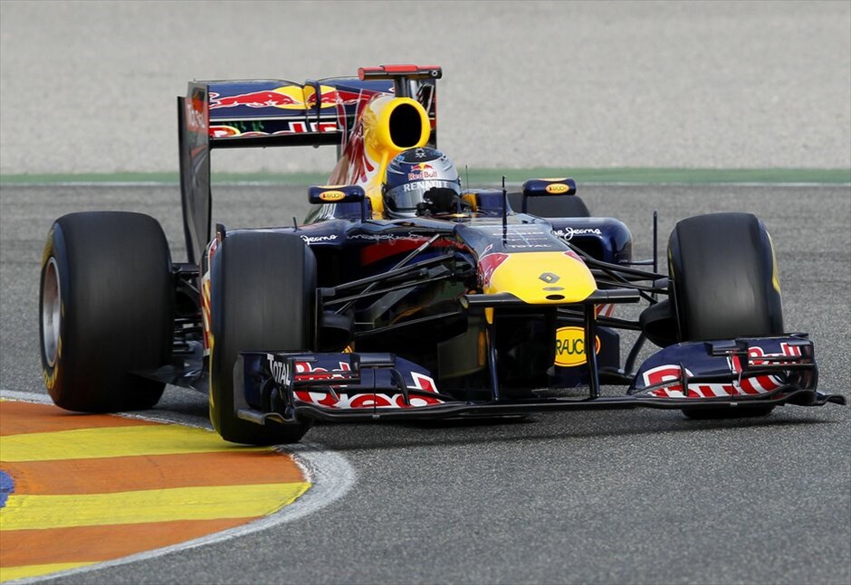F1: Η Red Bull RB7 #12. Το μονθέσιο της παγκόσμιας πρωταθλήτριας Red Bull, η RB7, παρουσιάστηκε στην πίστα Ρικάρντο Τόρμο της Βαλένθια από τον επίσης παγκόσμιο πρωταθλητή Σεμπάστιαν Φέτελ και τον έτερο οδηγό της ομάδας, Μαρκ Γουέμπερ.