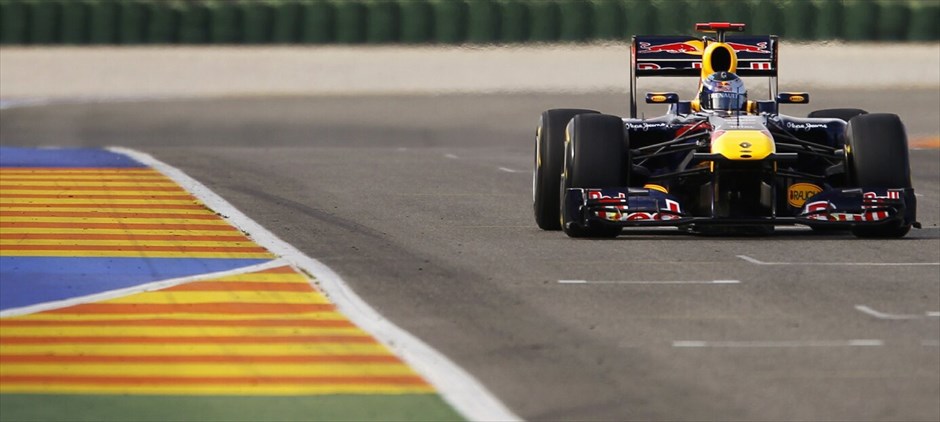 F1: Η Red Bull RB7 #13. Το μονθέσιο της παγκόσμιας πρωταθλήτριας Red Bull, η RB7, παρουσιάστηκε στην πίστα Ρικάρντο Τόρμο της Βαλένθια από τον επίσης παγκόσμιο πρωταθλητή Σεμπάστιαν Φέτελ και τον έτερο οδηγό της ομάδας, Μαρκ Γουέμπερ.