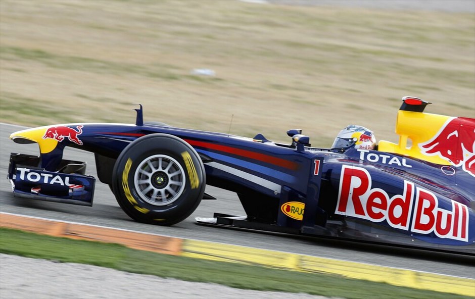 F1: Η Red Bull RB7 #14. Το μονθέσιο της παγκόσμιας πρωταθλήτριας Red Bull, η RB7, παρουσιάστηκε στην πίστα Ρικάρντο Τόρμο της Βαλένθια από τον επίσης παγκόσμιο πρωταθλητή Σεμπάστιαν Φέτελ και τον έτερο οδηγό της ομάδας, Μαρκ Γουέμπερ.