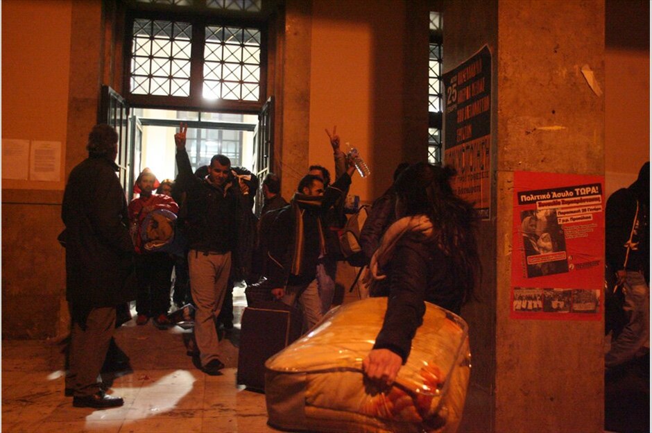 Αποχώρηση μεταναστών από τη Νομική Σχολή #2. Επιτεύχθηκε τελικά συμφωνία για την εκκένωση του κτηρίου της Νομικής από τους μετανάστες απεργούς πείνας, οι οποίοι αποχώρησαν τις πρώτες πρωινές ώρες για να μετεγκατασταθούν, για χρονικό διάστημα 15 ημερών, στο κτήριο που είχε προταθεί από την πρυτανεία του Πανεπιστημίου, στη συμβολή των οδών Ηπείρου και Πατησίων.