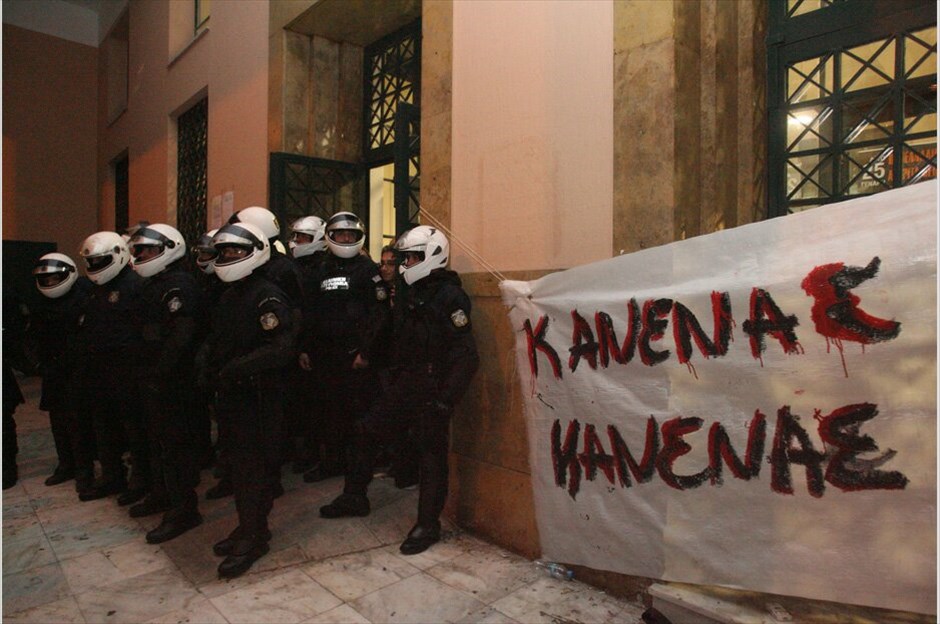 Αποχώρηση μεταναστών από τη Νομική Σχολή #4. Επιτεύχθηκε τελικά συμφωνία για την εκκένωση του κτηρίου της Νομικής από τους μετανάστες απεργούς πείνας, οι οποίοι αποχώρησαν τις πρώτες πρωινές ώρες για να μετεγκατασταθούν, για χρονικό διάστημα 15 ημερών, στο κτήριο που είχε προταθεί από την πρυτανεία του Πανεπιστημίου, στη συμβολή των οδών Ηπείρου και Πατησίων.