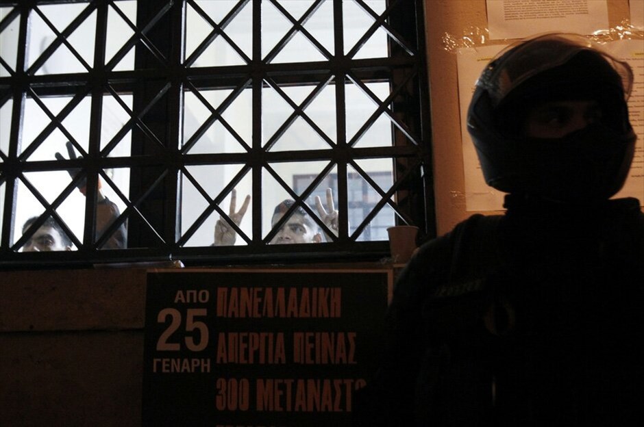 Αποχώρηση μεταναστών από τη Νομική Σχολή #12. Επιτεύχθηκε τελικά συμφωνία για την εκκένωση του κτηρίου της Νομικής από τους μετανάστες απεργούς πείνας, οι οποίοι αποχώρησαν τις πρώτες πρωινές ώρες για να μετεγκατασταθούν, για χρονικό διάστημα 15 ημερών, στο κτήριο που είχε προταθεί από την πρυτανεία του Πανεπιστημίου, στη συμβολή των οδών Ηπείρου και Πατησίων.