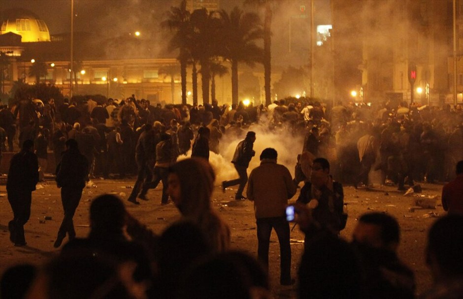 Επεισόδια στην Αίγυπτο #19. Η κυβέρνηση της Αιγύπτου ανακοίνωσε ότι δεν θα επιτρέψει την πραγματοποίηση νέων διαδηλώσεων και ότι θα συλλάβει τους διαδηλωτές, μετά το θάνατο τεσσάρων ανθρώπων κατά τη διάρκεια των χθεσινών επεισοδίων σε αντικυβερνητικές συγκεντρώσεις. Εν τω μεταξύ, νέες συγκρούσεις μεταξύ αστυνομικών και αντικυβερνητικών διαδηλωτών σημειώθηκαν σήμερα Τετάρτη στο κέντρο του Καΐρου και στο Σουέζ, όπως ανέφεραν αυτόπτες μάρτυρες.