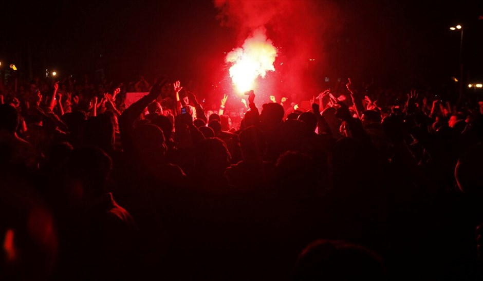 Επεισόδια στην Αίγυπτο #22. Η κυβέρνηση της Αιγύπτου ανακοίνωσε ότι δεν θα επιτρέψει την πραγματοποίηση νέων διαδηλώσεων και ότι θα συλλάβει τους διαδηλωτές, μετά το θάνατο τεσσάρων ανθρώπων κατά τη διάρκεια των χθεσινών επεισοδίων σε αντικυβερνητικές συγκεντρώσεις. Εν τω μεταξύ, νέες συγκρούσεις μεταξύ αστυνομικών και αντικυβερνητικών διαδηλωτών σημειώθηκαν σήμερα Τετάρτη στο κέντρο του Καΐρου και στο Σουέζ, όπως ανέφεραν αυτόπτες μάρτυρες.