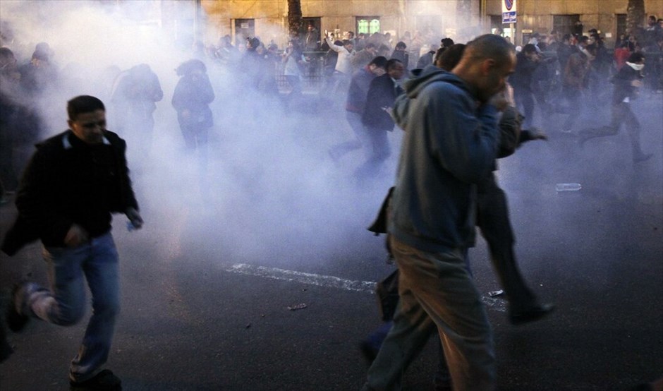 Επεισόδια στην Αίγυπτο #28. Η κυβέρνηση της Αιγύπτου ανακοίνωσε ότι δεν θα επιτρέψει την πραγματοποίηση νέων διαδηλώσεων και ότι θα συλλάβει τους διαδηλωτές, μετά το θάνατο τεσσάρων ανθρώπων κατά τη διάρκεια των χθεσινών επεισοδίων σε αντικυβερνητικές συγκεντρώσεις. Εν τω μεταξύ, νέες συγκρούσεις μεταξύ αστυνομικών και αντικυβερνητικών διαδηλωτών σημειώθηκαν σήμερα Τετάρτη στο κέντρο του Καΐρου και στο Σουέζ, όπως ανέφεραν αυτόπτες μάρτυρες.