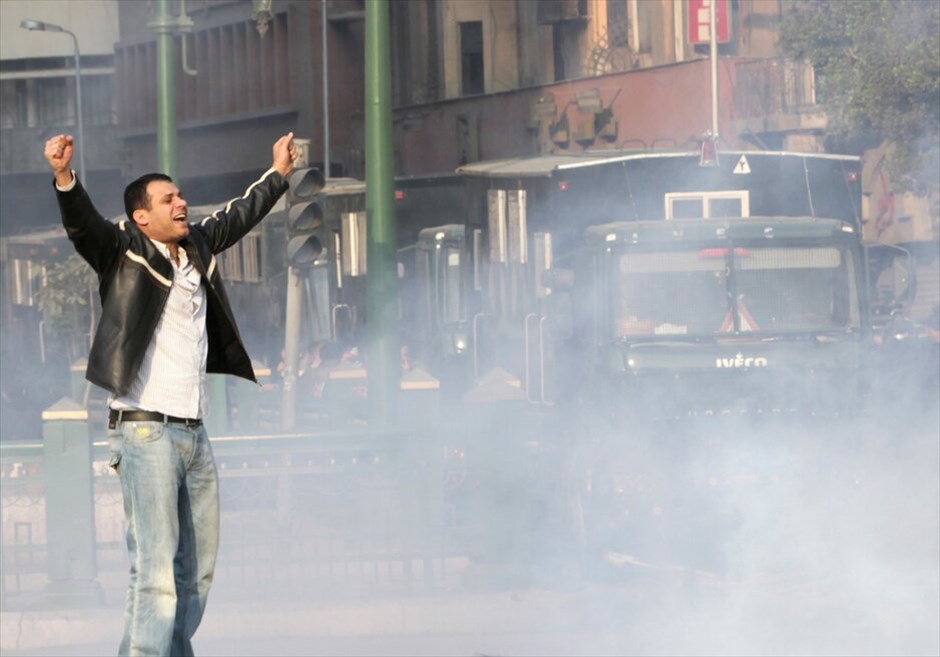 Επεισόδια στην Αίγυπτο #30. Η κυβέρνηση της Αιγύπτου ανακοίνωσε ότι δεν θα επιτρέψει την πραγματοποίηση νέων διαδηλώσεων και ότι θα συλλάβει τους διαδηλωτές, μετά το θάνατο τεσσάρων ανθρώπων κατά τη διάρκεια των χθεσινών επεισοδίων σε αντικυβερνητικές συγκεντρώσεις. Εν τω μεταξύ, νέες συγκρούσεις μεταξύ αστυνομικών και αντικυβερνητικών διαδηλωτών σημειώθηκαν σήμερα Τετάρτη στο κέντρο του Καΐρου και στο Σουέζ, όπως ανέφεραν αυτόπτες μάρτυρες.