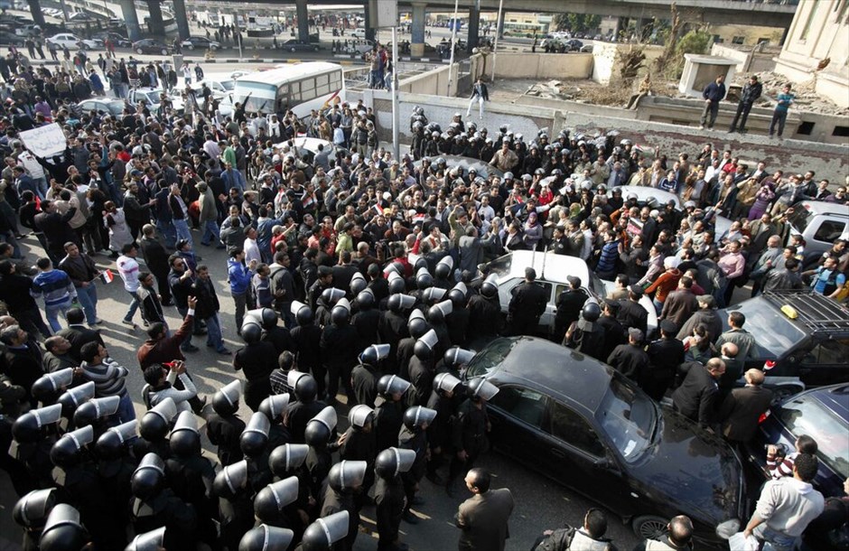 Επεισόδια στην Αίγυπτο #36. Η κυβέρνηση της Αιγύπτου ανακοίνωσε ότι δεν θα επιτρέψει την πραγματοποίηση νέων διαδηλώσεων και ότι θα συλλάβει τους διαδηλωτές, μετά το θάνατο τεσσάρων ανθρώπων κατά τη διάρκεια των χθεσινών επεισοδίων σε αντικυβερνητικές συγκεντρώσεις. Εν τω μεταξύ, νέες συγκρούσεις μεταξύ αστυνομικών και αντικυβερνητικών διαδηλωτών σημειώθηκαν σήμερα Τετάρτη στο κέντρο του Καΐρου και στο Σουέζ, όπως ανέφεραν αυτόπτες μάρτυρες.