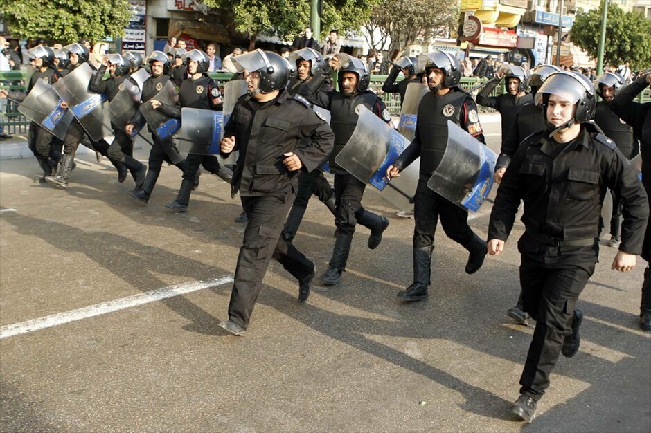 Επεισόδια στην Αίγυπτο #37. Η κυβέρνηση της Αιγύπτου ανακοίνωσε ότι δεν θα επιτρέψει την πραγματοποίηση νέων διαδηλώσεων και ότι θα συλλάβει τους διαδηλωτές, μετά το θάνατο τεσσάρων ανθρώπων κατά τη διάρκεια των χθεσινών επεισοδίων σε αντικυβερνητικές συγκεντρώσεις. Εν τω μεταξύ, νέες συγκρούσεις μεταξύ αστυνομικών και αντικυβερνητικών διαδηλωτών σημειώθηκαν σήμερα Τετάρτη στο κέντρο του Καΐρου και στο Σουέζ, όπως ανέφεραν αυτόπτες μάρτυρες.