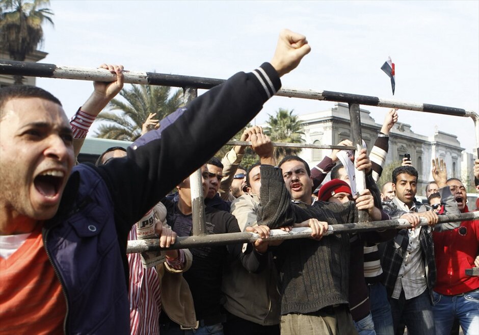 Επεισόδια στην Αίγυπτο #42. Η κυβέρνηση της Αιγύπτου ανακοίνωσε ότι δεν θα επιτρέψει την πραγματοποίηση νέων διαδηλώσεων και ότι θα συλλάβει τους διαδηλωτές, μετά το θάνατο τεσσάρων ανθρώπων κατά τη διάρκεια των χθεσινών επεισοδίων σε αντικυβερνητικές συγκεντρώσεις. Εν τω μεταξύ, νέες συγκρούσεις μεταξύ αστυνομικών και αντικυβερνητικών διαδηλωτών σημειώθηκαν σήμερα Τετάρτη στο κέντρο του Καΐρου και στο Σουέζ, όπως ανέφεραν αυτόπτες μάρτυρες.