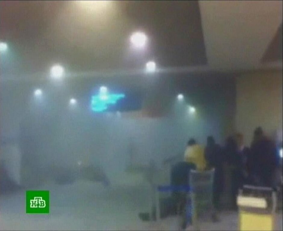 Εκρηξη σε αεροδρόμιο της Μόσχας #1. Η βομβιστική επίθεση αυτοκτονίας που σημειώθηκε σήμερα στο αεροδρόμιο Ντομοντέντοβο της Μόσχας στοίχισε τη ζωή σε 35 ανθρώπους, ενώ οι τραυματίες ανέρχονται στους 46, σύμφωνα με νεότερο απολογισμό που έδωσε στη δημοσιότητα εκπρόσωπος του αεροδρομίου.