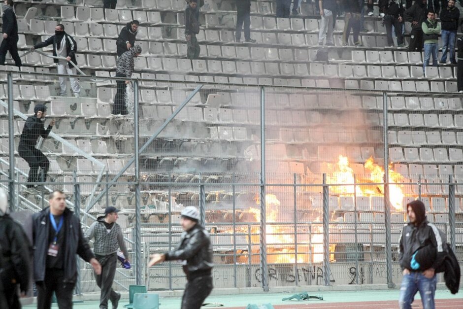 Σούπερ Λίγκα: Η δέκατη όγδοη αγωνιστική #4. Επεισόδια μεταξύ φιλάθλων και αστυνομίας με χρήση δακρυγόγων πρίν από την έναρξη του αγώνα Ολυμπιακός Βόλου - ΠΑΟΚ, στο «Πανθεσσαλικό» Στάδιο, στο Βόλο.