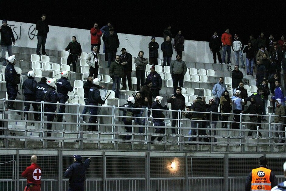 Σούπερ Λίγκα: Η δέκατη έβδομη αγωνιστική #7. Ένταση μεταξύ φιλάθλων και αστυνομικών μετά το τέλος του αγώνα Καβάλα - Λάρισα, στο γήπεδο «Ανθή Καραγιάννη» στην Καβάλα.