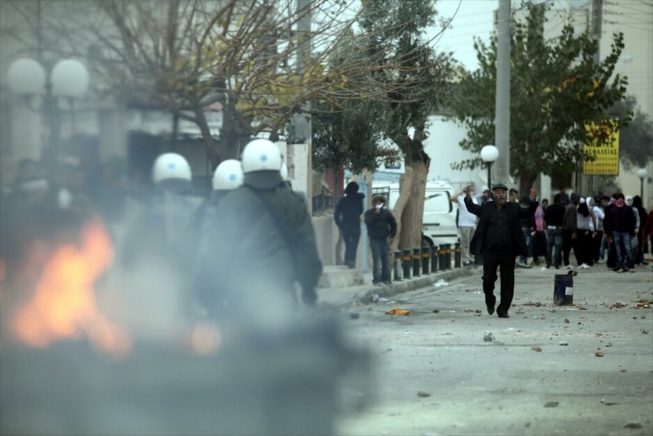 Ενταση στο Μενίδι #2. Ενταση επικρατεί στο Μενίδι όταν αστυνομικός της ομάδας ΔΙΑΣ παρέσυρε με τη μοτοσικλέτα του ένα επτάχρονο κοριτσάκι, το οποίο τραυματίστηκε σοβαρά και λίγη ώρα αργότερα εξέπνευσε. Το περιστατικό δημιούργησε αναστάτωση στην κοινωνία των Ρομά στην περιοχή και εδώ και αρκετή ώρα επικρατεί ένταση στην οδό Αριστοτέλους, όπου περίπου 100 τσιγγάνοι έχουν κλείσει το δρόμο και έχουν βάλει φωτιές σε κάδους απορριμμάτων.