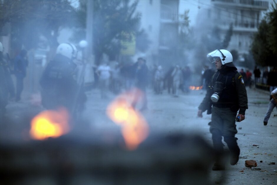 Ενταση στο Μενίδι #3. Ενταση επικρατεί στο Μενίδι όταν αστυνομικός της ομάδας ΔΙΑΣ παρέσυρε με τη μοτοσικλέτα του ένα επτάχρονο κοριτσάκι, το οποίο τραυματίστηκε σοβαρά και λίγη ώρα αργότερα εξέπνευσε. Το περιστατικό δημιούργησε αναστάτωση στην κοινωνία των Ρομά στην περιοχή και εδώ και αρκετή ώρα επικρατεί ένταση στην οδό Αριστοτέλους, όπου περίπου 100 τσιγγάνοι έχουν κλείσει το δρόμο και έχουν βάλει φωτιές σε κάδους απορριμμάτων.