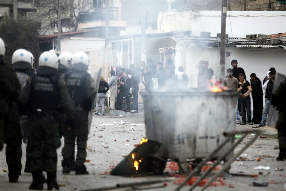 Ενταση στο Μενίδι #5. Ενταση επικρατεί στο Μενίδι όταν αστυνομικός της ομάδας ΔΙΑΣ παρέσυρε με τη μοτοσικλέτα του ένα επτάχρονο κοριτσάκι, το οποίο τραυματίστηκε σοβαρά και λίγη ώρα αργότερα εξέπνευσε. Το περιστατικό δημιούργησε αναστάτωση στην κοινωνία των Ρομά στην περιοχή και εδώ και αρκετή ώρα επικρατεί ένταση στην οδό Αριστοτέλους, όπου περίπου 100 τσιγγάνοι έχουν κλείσει το δρόμο και έχουν βάλει φωτιές σε κάδους απορριμμάτων.