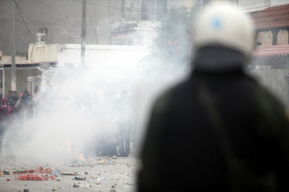 Ενταση στο Μενίδι #6. Ενταση επικρατεί στο Μενίδι όταν αστυνομικός της ομάδας ΔΙΑΣ παρέσυρε με τη μοτοσικλέτα του ένα επτάχρονο κοριτσάκι, το οποίο τραυματίστηκε σοβαρά και λίγη ώρα αργότερα εξέπνευσε. Το περιστατικό δημιούργησε αναστάτωση στην κοινωνία των Ρομά στην περιοχή και εδώ και αρκετή ώρα επικρατεί ένταση στην οδό Αριστοτέλους, όπου περίπου 100 τσιγγάνοι έχουν κλείσει το δρόμο και έχουν βάλει φωτιές σε κάδους απορριμμάτων.