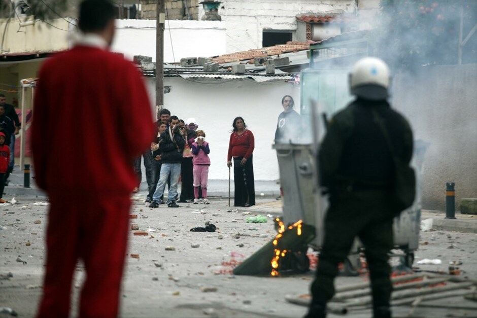 Ενταση στο Μενίδι #7. Ενταση επικρατεί στο Μενίδι όταν αστυνομικός της ομάδας ΔΙΑΣ παρέσυρε με τη μοτοσικλέτα του ένα επτάχρονο κοριτσάκι, το οποίο τραυματίστηκε σοβαρά και λίγη ώρα αργότερα εξέπνευσε. Το περιστατικό δημιούργησε αναστάτωση στην κοινωνία των Ρομά στην περιοχή και εδώ και αρκετή ώρα επικρατεί ένταση στην οδό Αριστοτέλους, όπου περίπου 100 τσιγγάνοι έχουν κλείσει το δρόμο και έχουν βάλει φωτιές σε κάδους απορριμμάτων.