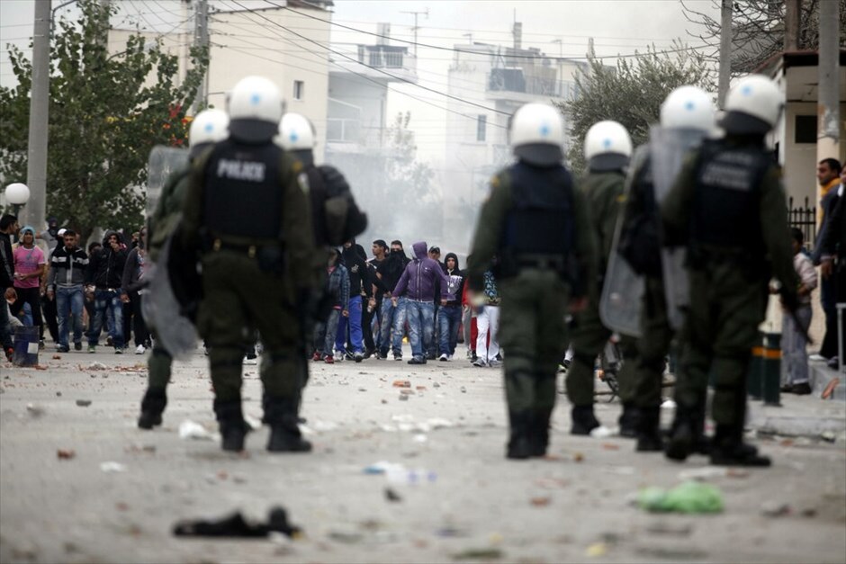 Ενταση στο Μενίδι #10. Ενταση επικρατεί στο Μενίδι όταν αστυνομικός της ομάδας ΔΙΑΣ παρέσυρε με τη μοτοσικλέτα του ένα επτάχρονο κοριτσάκι, το οποίο τραυματίστηκε σοβαρά και λίγη ώρα αργότερα εξέπνευσε. Το περιστατικό δημιούργησε αναστάτωση στην κοινωνία των Ρομά στην περιοχή και εδώ και αρκετή ώρα επικρατεί ένταση στην οδό Αριστοτέλους, όπου περίπου 100 τσιγγάνοι έχουν κλείσει το δρόμο και έχουν βάλει φωτιές σε κάδους απορριμμάτων.