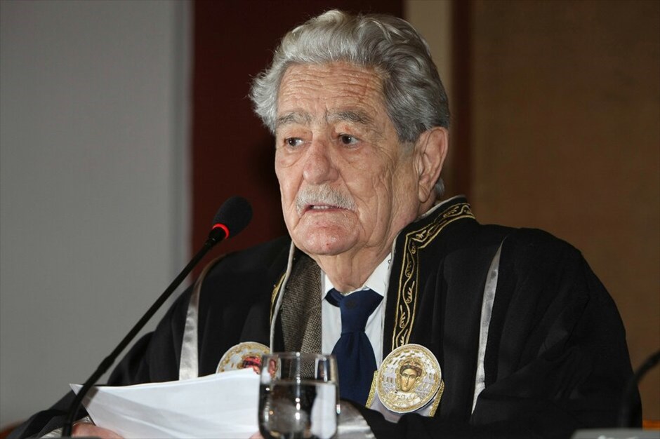 Εκείνοι που «έφυγαν» το 2010 #3. Την τελευταία του πνοή άφησε ο μεγάλος Έλληνας στοχαστής Κώστας Αξελός τα ξημερώματα της 4ης Φεβρουαρίου στο Παρίσι. Γεννήθηκε στην Αθήνα το 1924 από αστική οικογένεια, διδάχτηκε από παιδί γαλλικά και γερμανικά, ενώ η εφηβεία του διάβασε τα κείμενα των Ηράκλειτου, Πλάτωνα, Αριστοτέλη, Εμπεδοκλή, Μαρξ, Νίτσε, Ντοστογιέφσκι, και ποιητών όπως ο Ρεμπώ, ο Ρίλκε, ο Χέλντερλιν και άλλοι. Σπούδασε φιλοσοφία στη Σορβόννη όπου και δίδαξε (1962-1973). Αρχισυντάκτης του πρωτοποριακού τότε περιοδικού Arguments (Επιχειρήματα) από το 1956-1962, ίδρυσε και διηύθυνε την ομώνυμη φιλοσοφική σειρά στις «Εditions de Minuit» στην οποία εκδόθηκαν επίσης και τα περισσότερα από τα βιβλία του. Πασίγνωστη η διένεξή του με τον Σαρτρ τον οποίο εγκαλούσε για μη πρωτότυπη σκέψη και έκθεση παλαιότερων φιλοσοφικών ιδεών. Έχει εκδώσει είκοσι τέσσερα βιβλία και πλήθος κειμένων (γαλλικά, ελληνικά και γερμανικά) που μεταφράστηκαν σε δεκαέξι γλώσσες. Τον Μάρτιο του 2009 αναγορεύτηκε διδάκτωρ φιλοσοφίας από το Αριστοτέλειο πανεπιστήμιο Θεσσαλονίκης και αυτή ήταν η τελευταία του επίσκεψη στην Ελλάδα. ΑΠΕ-ΜΠΕ/PIXEL/ΒΑΣΙΛΗΣ ΒΕΡΒΕΡΙΔΗΣ