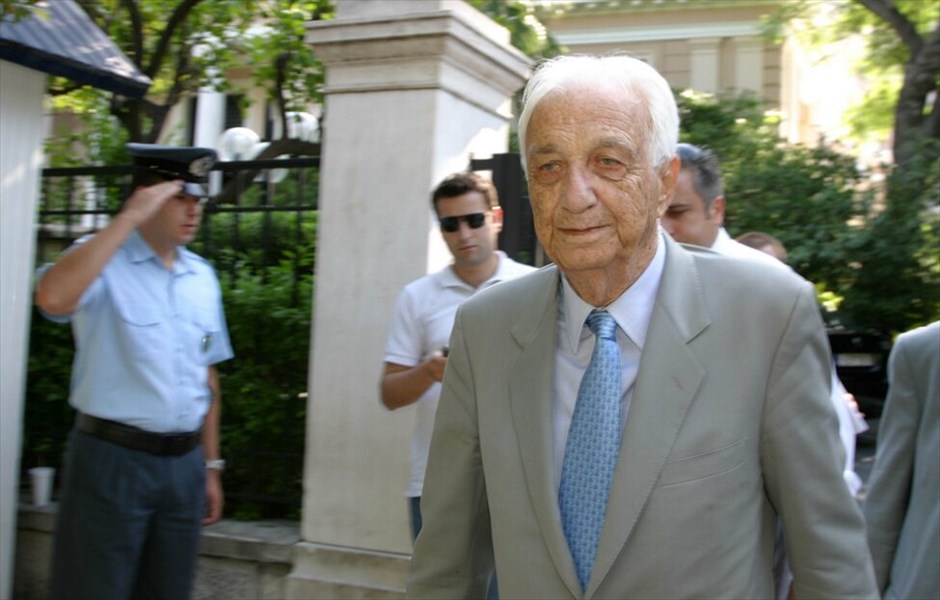 Εκείνοι που «έφυγαν» το 2010 #5. Απεβίωσε το μεσημέρι της Μ. Πέμπτης, 1ης Απριλίου, σε ηλικία 83 ετών, ο πρώην πρωθυπουργός Τζαννής Τζαννετάκης. Ο εκλιπών είχε διατελέσει το διάστημα 2.7.1989 έως 12.10.1989 πρωθυπουργός της κυβέρνησης συνεργασίας της ΝΔ και του Συνασπισμού της Αριστεράς και της Προόδου. Ο πρώην Πρωθυπουργός Τζαννής Τζαννετάκης γεννήθηκε στο Γύθειο, στις 13/9/1927. Υπήρξε βουλευτής Α΄ Αθηνών με τη Ν.Δ. στις εκλογές του 1977,1981,1985,1989 (Ιουνίου και Νοεμβρίου), 1990, 1993 και βουλευτής Β΄ Αθηνών το 1996, 2000 και 2004. Είχε τιμηθεί μεταξύ άλλων με τον Μεγαλόσταυρο Τιμής, τον Μεγαλόσταυρο του Λουξεμβούργου, τον Χρυσό Σταυρό Γεωργίου Α΄ και τον Χρυσό Σταυρό Φοίνικος. EUROKINISSI