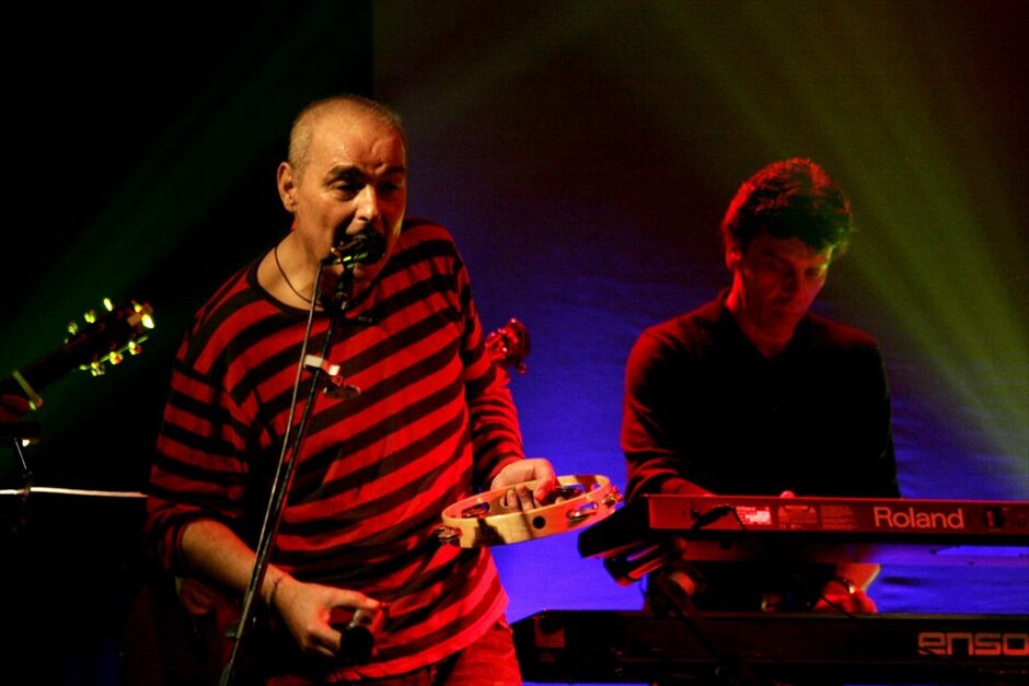 Εκείνοι που «έφυγαν» το 2010 #6. Μάνος Ξυδούς, ιδρυτικό μέλος του συγκροτήματος «Πυξ Λαξ» απεβίωσε αιφνίδια το βράδι της 12ης Απριλίου από ανακοπή καρδιάς. Έχοντας «γράψει» στο βιογραφικό του μια ιδιαίτερα επιτυχημένη καριέρα ως παραγωγός, ο Ξυδούς συνεργάζεται και με πλήθος άλλων καλλιτεχνών. Μετά τη διάλυση των Πυξ Λαξ, ο Μάνος Ξυδούς, κυκλοφόρησε πέντε προσωπικούς δίσκους ενώ τον τελευταίο καιρό εμφανιζόταν με τον Χάρη και τον Πάνο Κατσιμίχα. Η τελευταία του εμφάνιση ήταν ένα μήνα περίπου πριν το θάνατό του, στην κοινή του συναυλία με τους αδερφούς Κατσιμίχα στο ΟΑΚΑ. EUROKINISSI/ΚΩΣΤΑΣ ΚΑΤΩΜΕΡΗΣ