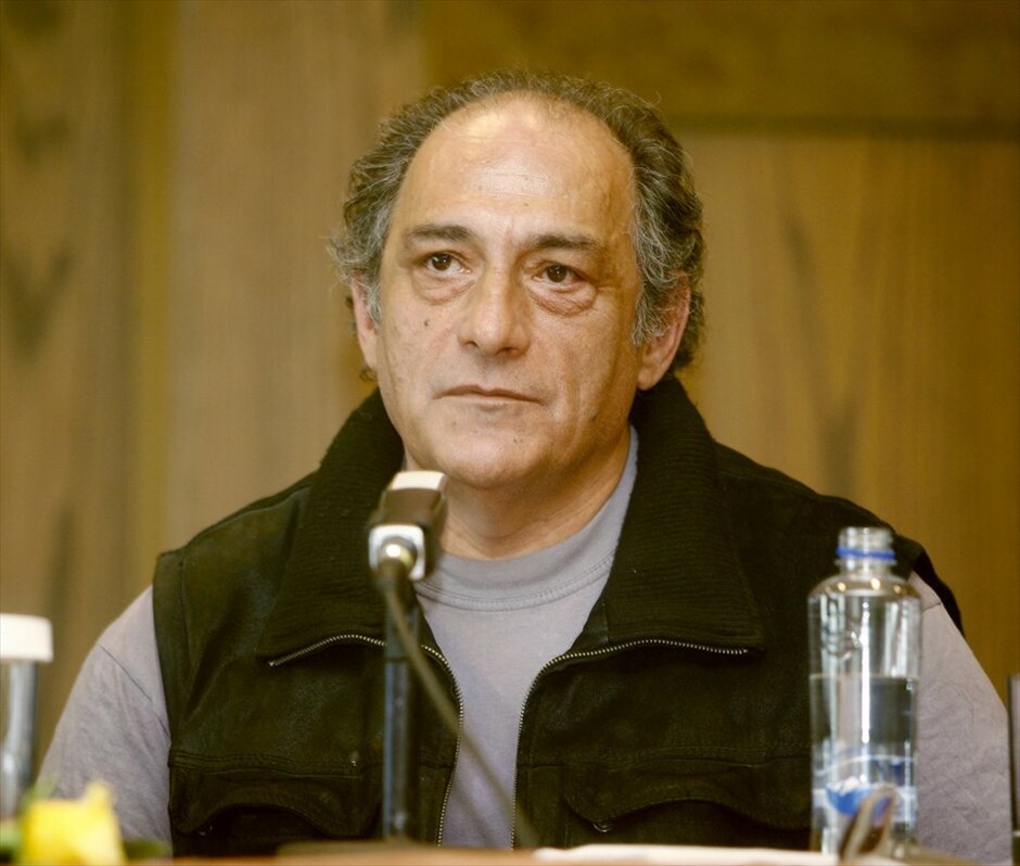 Εκείνοι που «έφυγαν» το 2010 #12. Σε ηλικία 54 ετών «έφυγε» στις 30 Ιουνίου ο Άρτο Απαρτιάν, ένας ηθοποιός με σεμνή παρουσία που υπηρέτησε όλα τα είδη θεάτρου, ενώ συμμετείχε σε αρκετές κινηματογραφικές και τηλεοπτικές σειρές. Γεννημένος στην Αθήνα το 1956, ο αρμενικής καταγωγής ηθοποιός αποφοίτησε το 1984 από τη δραματική σχολή του Πέλου Κατσέλη. Μια από τις τελευταίες κινηματογραφικές του εμφανίσεις ήταν στο ιστορικό δράμα «Guilt» του Βασίλη Μαζωμένου, όπου υποδυόταν έναν βασανιστή στην Κύπρο. EUROKINISSI