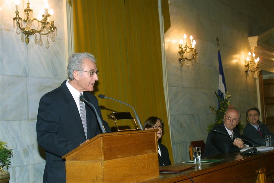 Εκείνοι που «έφυγαν» το 2010 #16. Ο ομότιμος καθηγητής του ΑΠΘ Πάνος Μουλλάς, πέθανε στις 11 Σεπτεμβρίου, σε ηλικία 75 ετών. Η πιο πρόσφατα δημοσιευμένη φιλολογική του εργασία , ήταν στην έκδοση του ΜΙΕΤ, τα «Ροϊδικά μελετήματα» του Ανδρέα Μ. Ανδρεάδη. Σπούδασε Φιλολογία στο Πανεπιστήμιο Θεσσαλονίκης και στη Σορβόννη, όπου έλαβε το διδακτορικό του δίπλωμα. Έζησε και δίδαξε πολλά χρόνια στο Παρίσι. Yπηρέτησε ως καθηγητής της Νεοελληνικής Φιλολογίας στο Πανεπιστήμιο Θεσσαλονίκης για περισσότερα από 25 χρόνια. Eμφανίστηκε στα γράμματα εδώ και πενήντα και πλέον χρόνια, στα τέλη της δεκαετίας του 1950, με σειρά άρθρων που δημοσίευσε στα περιοδικά «Διαγώνιος» και «Kριτική» για ν’ ακολουθήσουν στη δεκαετία του 1960 πολυάριθμα μελετήματα στις «Eποχές», την «Eπιθεώρηση Tέχνης» και τον «Eρανιστή». EUROKINISSI