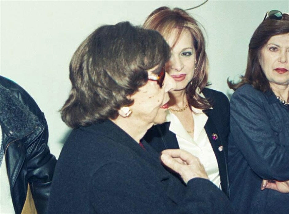 Εκείνοι που «έφυγαν» το 2010 #19. Πλήρης ημερών «έφυγε» την Κυριακή 7 Νοεμβρίου, η Σμάρω Στεφανίδου, μια από τις σημαντικότερες καρατερίστες του ελληνικού θεάτρου και κινηματογράφου. Η Σμάρω Στεφανίδου γεννήθηκε το 1913 στην Αθήνα από Μικρασιάτες γονείς και η καριέρα της στο θέατρο ξεκίνησε σε πολύ νεαρή ηλικία. Συνεργάστηκε με όλα τα μεγάλα ονόματα, από την Κατερίνα και την Έλλη Λαμπέτη μέχρι τον Χόρν, τον Κωνσταντάρα, τον Φέρτη, τον Νίκο Κούρκουλο κ.α. Ευτύχησε να παίξει στα πιο σημαντικά έργα του ελληνικού και ξένου θεατρικού ρεπερτορίου. Στη μεγάλη οθόνη έκανε την πρώτη της εμφάνιση το 1951 με την ταινία «Τα τέσσερα σκαλοπάτια». EUROKINISSI