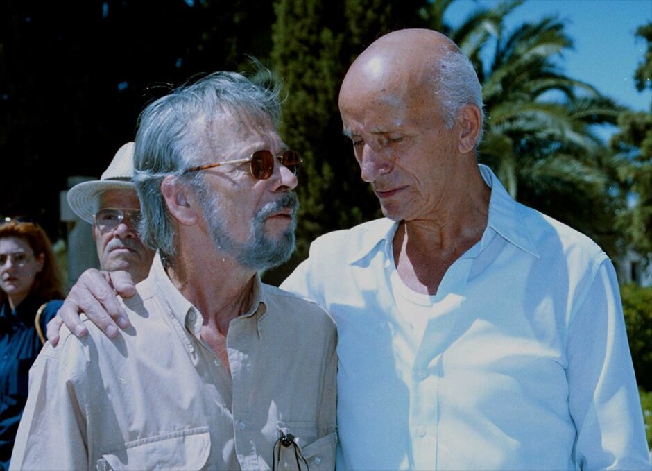 Εκείνοι που «έφυγαν» το 2010 #21. Ο Γιώργος Φούντας, το «σκληρό, λαϊκό παλικάρι», του ελληνικού κινηματογράφου, έφυγε από τη ζωή στις 28 Νοεμβρίου. Γεννήθηκε το 1924, στο Μαυρολιθάρι Παρνασσίδας, στην Φωκίδα και σπούδασε στη Δραματική Σχολή του Ωδείου Αθηνών, με δάσκαλο τον Αιμίλιο Βεάκη. Το ντεμπούτο του στον κινηματογράφο έγινε το 1944 στην ταινία «Χειροκροτήματα» του Γ. Τζαβέλα και σχεδόν μια δεκαετία αργότερα ενσάρκωσε τον ρόλο του Μίλτου στην «Στέλλα» του Μιχάλη Κακογιάννη. Στο θέατρο, οι πρώτες του εμφανίσεις έγιναν στο «Ρεαλιστικό θέατρο» στο Περοκέ και στο «Νυφιάτικο Τραγούδι» του Νότη Περγιάλη. Έπαιξε επίσης σε μερικές από τις σημαντικότερες ταινίες του ελληνικού κινηματογράφους όπως η «Μαγική Πόλη» του Νίκου Κούνδουρου και τα «Κόκκινα Φανάρια» του Βασίλη Γεωργιάδη, καθώς και στο «Ποτέ την Κυριακή» του Ζιλ Ντασέν. Βραβεύτηκε από το Φεστιβάλ Κινηματογράφου Θεσσαλονίκης τις χρονιές 1966 και 1967 για την ερμηνεία του στις ταινίες «Με την Λάμψη στα Μάτια» και «Πυρετός στην Άσφαλτο». Στην τηλεόραση έκανε την πρώτη του εμφάνιση το 1975 συμμετέχοντας στη μεταφορά στη μικρή οθόνη του «Ο Χριστός ξανασταυρώνεται» του Νίκου Καζαντζάκη. Η τελευταία τηλεοπτική του εμφάνιση ήταν στη σειρά «Γόβα στιλέτο». Στη φωτογραφία με τον Φώτη Μεταξόπουλο.