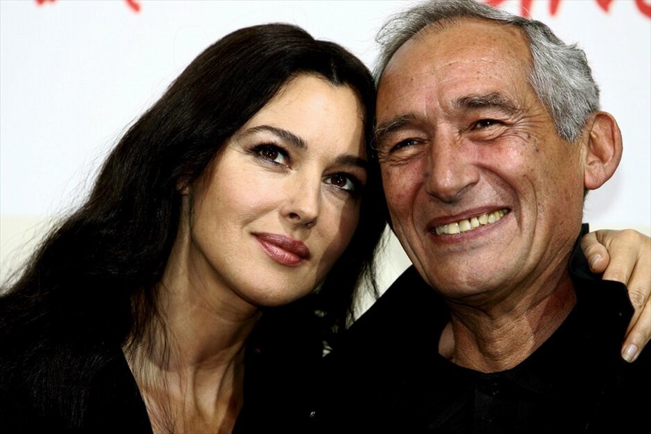 Εκείνοι που «έφυγαν» το 2010 #55. Ο στυλίστας του γαλλικού νουάρ Αλέν Κορνό έφυγε από τη ζωή σε ηλικία 67 ετών στις 30 Αυγούστου. Ηταν ο δημιουργός πολλών ταινιών όπως «Όλα τα πρωινά του κόσμου», «Ο σκληρός νόμος του επιθεωρητή Φερό», «Φορτ Σαγκάν» και «Νυχτερινός Ινδός». Ο διάσημος σκηνοθέτης γνώρισε εμπορική και καλλιτεχνική επιτυχία το 1992 με την ταινία του «Όλα τα πρωινά του κόσμου» που απέσπασε το Βραβείο Σεζάρ Καλύτερης Ταινίας. Στις πιο πρόσφατες διακρίσεις συμπεριλαμβάνεται και η βράβευση για το σύνολο του έργου του το 2004 στη Γαλλία. Ο Αλέν Κορνό δεν περιορίστηκε στο ρόλο του σκηνοθέτη αλλά δραστηριοποιήθηκε και ως παραγωγός και σεναριογράφος. Στη φωτογραφία με την Ιταλίδα ηθοποιό Μόνικα Μπελούτσι.