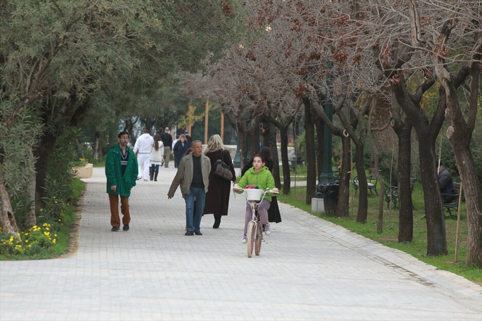 Tο ανακαινισμένο Πεδίον του Αρεως #11. Τα επίσημα αποκαλυπτήρια του ανανεωμένου Πεδίου του Αρεως πραγματοποίησε σήμερα το μεσημέρι η Υπερνομαρχία Αθηνών, παρουσιάζοντας το έργο της ανάπλασης του ιστορικού πάρκου, που φιλοδοξεί να βάλει τη δική του σφραγίδα του στη βελτίωση της ποιότητας ζωής των Αθηναίων.