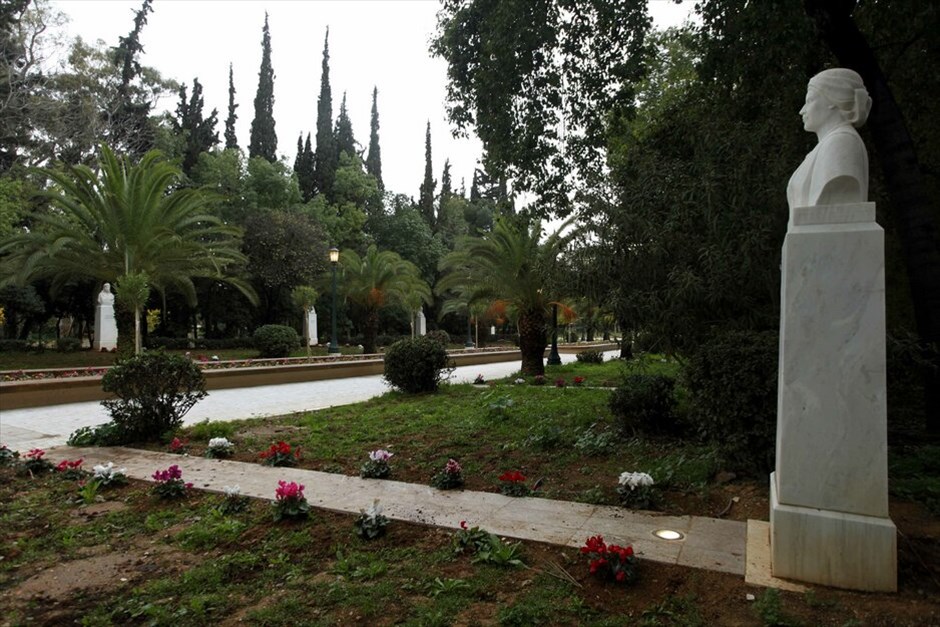 Tο ανακαινισμένο Πεδίον του Αρεως #14. Τα επίσημα αποκαλυπτήρια του ανανεωμένου Πεδίου του Αρεως πραγματοποίησε σήμερα το μεσημέρι η Υπερνομαρχία Αθηνών, παρουσιάζοντας το έργο της ανάπλασης του ιστορικού πάρκου, που φιλοδοξεί να βάλει τη δική του σφραγίδα του στη βελτίωση της ποιότητας ζωής των Αθηναίων.
