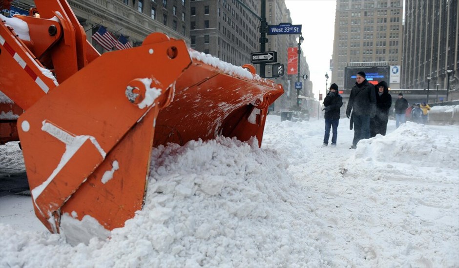 ΗΠΑ: Εντονες χιονοπτώσεις  #10. Ισχυρές χιονοθύελλες πλήττουν τις βορειοανατολικές Ηνωμένες Πολιτείες, με αποτέλεσμα την ακύρωση τουλάχιστον 2.000 πτήσεων και σοβαρά προβλήματα στις σιδηροδρομικές και οδικές μετακινήσεις. Κλειστά έως τις 16.00 τοπική ώρα τα αεροδρόμια της Νέας Υόρκης.